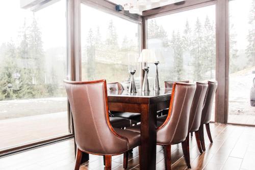 Alpine Lounge