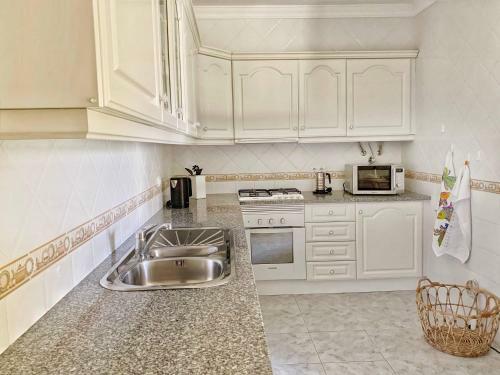 Stylish 3 Bedroom Apartment Close To The Beach