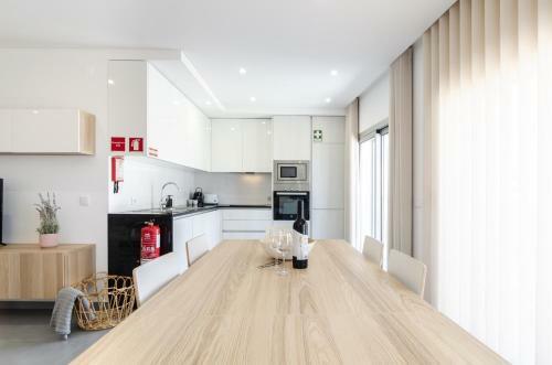 North Breeze - 2 Bedroom Apartment With Rooftop Pool