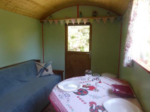 Gypsy Caravan - Shepherds Hut, Off Grid, River Views