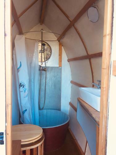 Gypsy Caravan - Shepherds Hut, Off Grid, River Views
