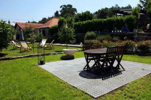 Pequena Casa R�stica Com Piscina