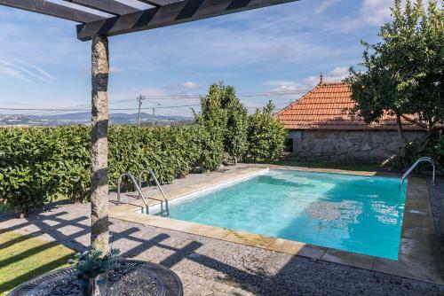 Pequena Casa R�stica Com Piscina