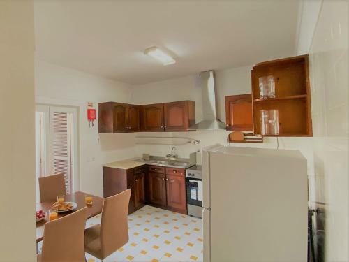 Superb Villa In Baleal W/ Patio, Parking & 5 Brs