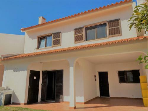 Superb Villa In Baleal W/ Patio, Parking & 5 Brs