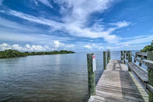 Apartamento Beachfront Cedar Key Retreat With Pool Access!