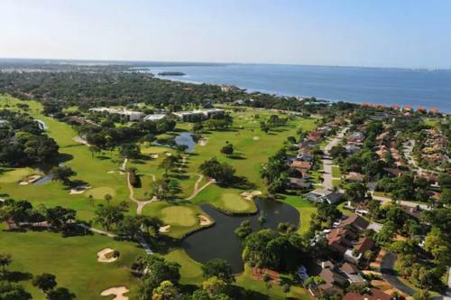 Remodeled 4br Pool Home/img Golf View/near Beaches