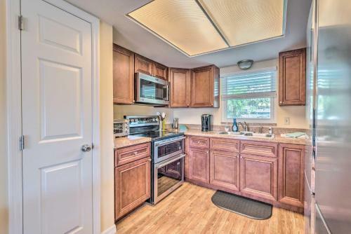 Vivid Crystal River Home With Screened-in Porch