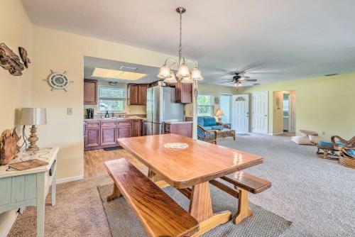 Vivid Crystal River Home With Screened-in Porch