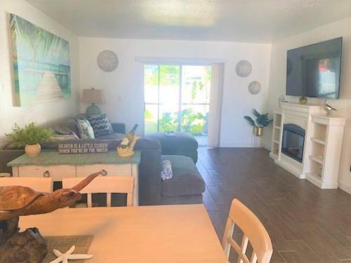 Beautiful Bright & Sparkling 2bed 1bath Beach Retreat - Unit 212