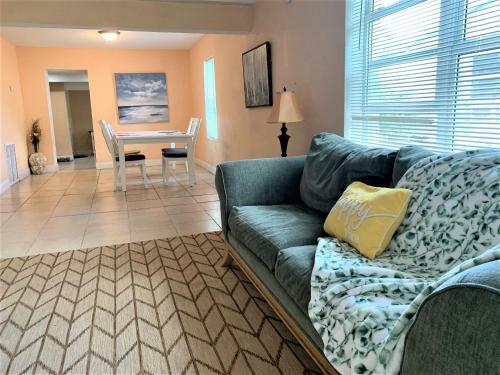Central Location - Delray Downtown And Only 1 Mile To Beach