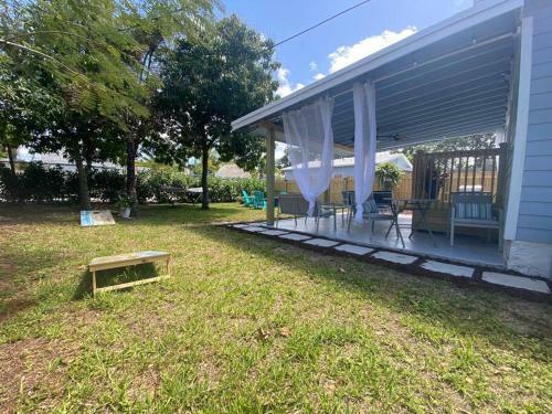 2-3bed/1b Cottage* Great Location, Private Yard, Parking