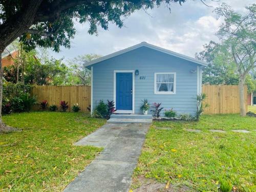 2-3bed/1b Cottage* Great Location, Private Yard, Parking