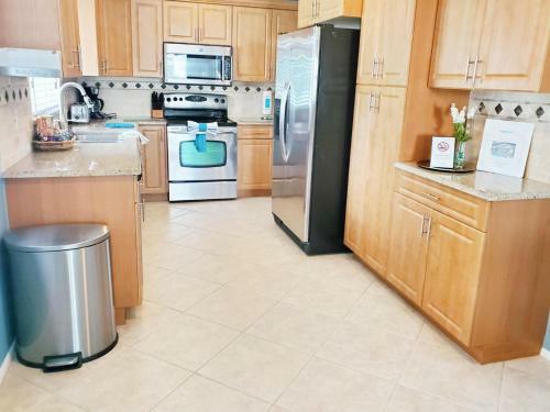 Robby's Roost - Charming 3 Bed 2 Bath Fort Myers Vacation Villa