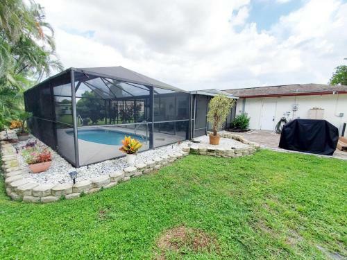 Robby's Roost - Charming 3 Bed 2 Bath Fort Myers Vacation Villa