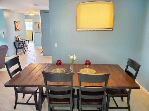 Robby's Roost - Charming 3 Bed 2 Bath Fort Myers Vacation Villa