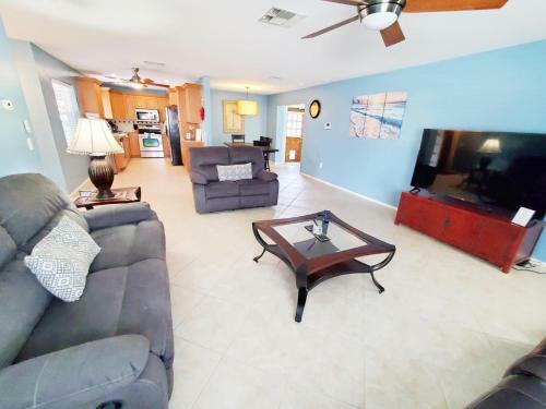 Robby's Roost - Charming 3 Bed 2 Bath Fort Myers Vacation Villa