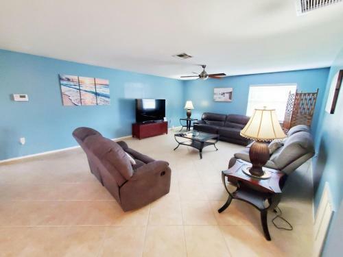 Robby's Roost - Charming 3 Bed 2 Bath Fort Myers Vacation Villa