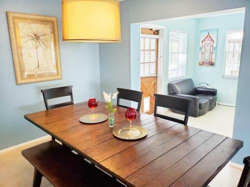Robby's Roost - Charming 3 Bed 2 Bath Fort Myers Vacation Villa