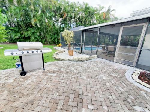 Robby's Roost - Charming 3 Bed 2 Bath Fort Myers Vacation Villa