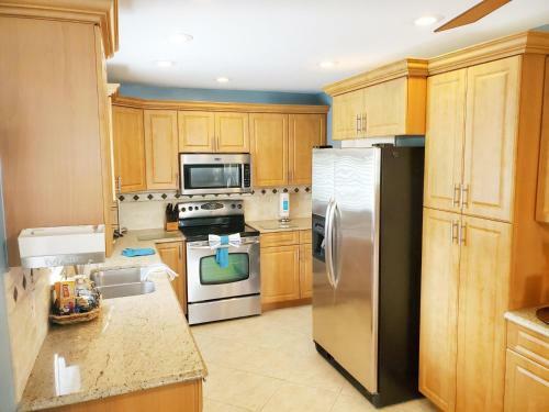 Robby's Roost - Charming 3 Bed 2 Bath Fort Myers Vacation Villa