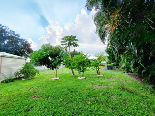 Robby's Roost - Charming 3 Bed 2 Bath Fort Myers Vacation Villa