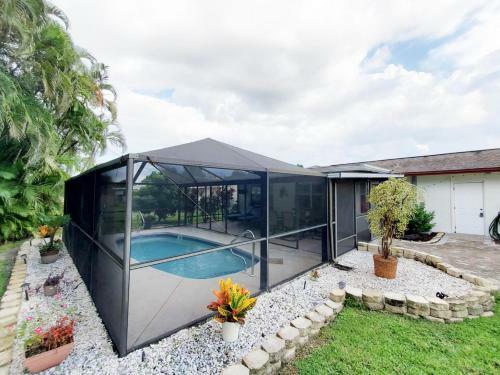 Robby's Roost - Charming 3 Bed 2 Bath Fort Myers Vacation Villa