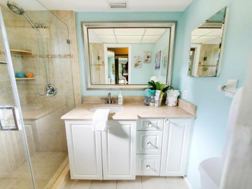 Robby's Roost - Charming 3 Bed 2 Bath Fort Myers Vacation Villa