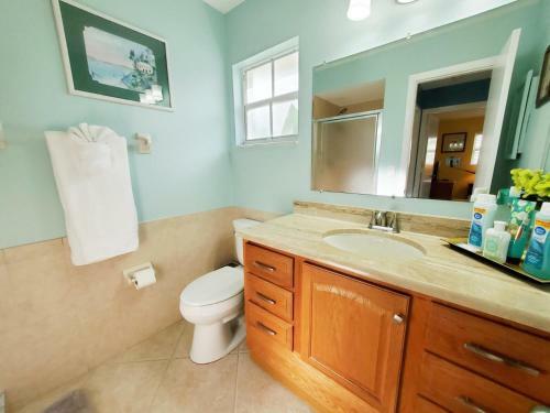 Robby's Roost - Charming 3 Bed 2 Bath Fort Myers Vacation Villa