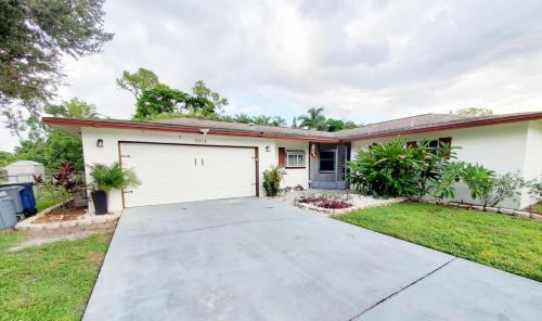 Robby's Roost - Charming 3 Bed 2 Bath Fort Myers Vacation Villa