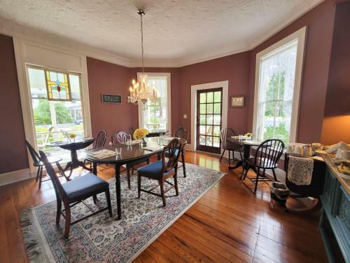 Bed & Breakfast Camellia Rose Inn- Briar Rose Room