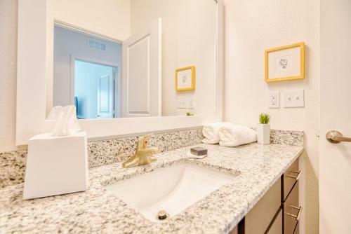 Luxe One Bedroom Apartment With Balcony