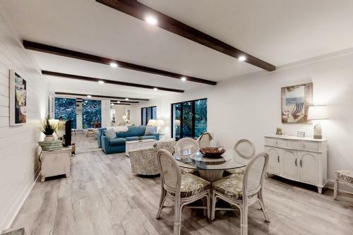 2103 Beach Wood