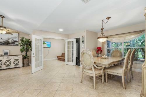 Private Waterfront Villa Heated Pool Pool Table Villa Heat Wave - Roelens Vacations