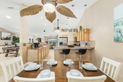 Private Waterfront Villa Heated Pool Pool Table Villa Heat Wave - Roelens Vacations
