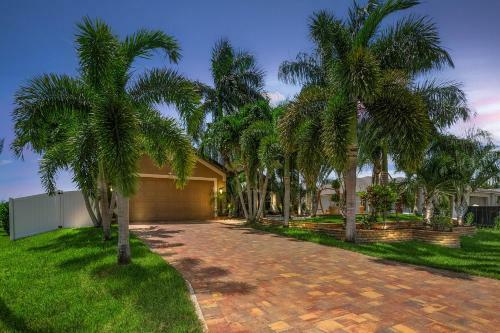 Private Waterfront Villa Heated Pool Pool Table Villa Heat Wave - Roelens Vacations
