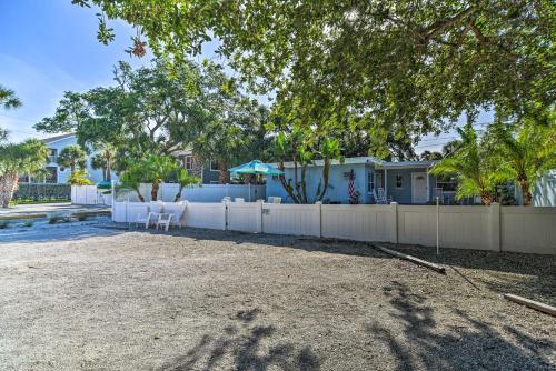 Apartment With Easy Access To Indian Rocks Beach!