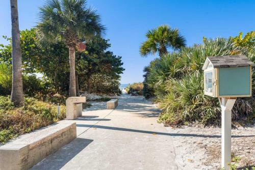 Charming Beach Front Cottage With Stunning Unset Views Pets Are Welcome Here Bella11
