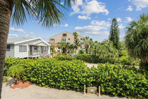 Pelican Pointe Spacious Updated Beachfront With Double Balcony