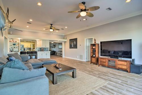 Chic Waterfront House With Pool, Spa And Dock!