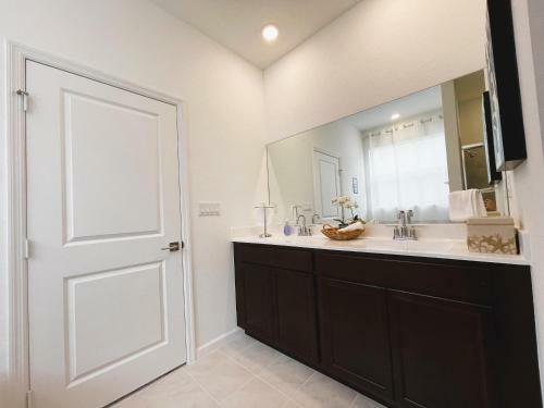 New 3br Spacious & Lux Beach House Theme By Air Base Miami