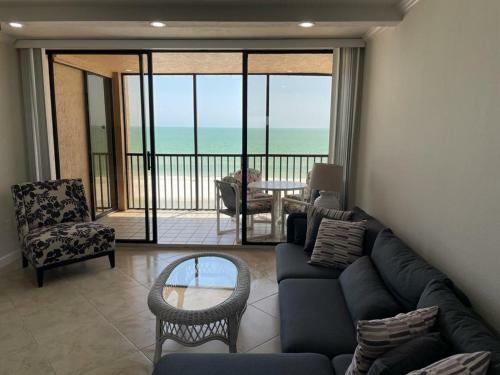 Luxurious Contemporary Condo Overlooking Ocean
