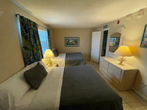 Hotel Breezy Palms Resort