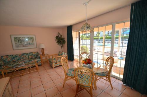 Hotel Breezy Palms Resort
