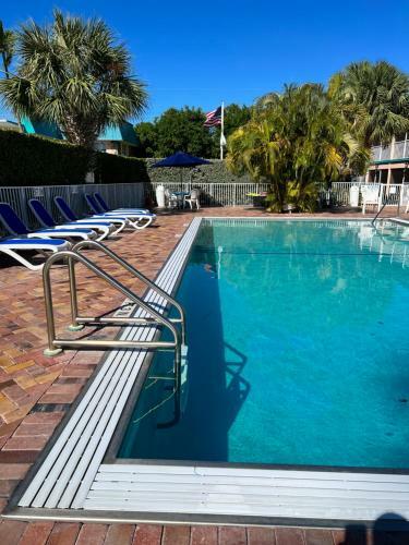 Hotel Breezy Palms Resort