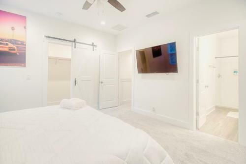 Villa Summer Breeze Beach House! Free Parking & Private Backyard