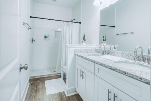 Villa Summer Breeze Beach House! Free Parking & Private Backyard