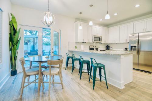 Villa Summer Breeze Beach House! Free Parking & Private Backyard