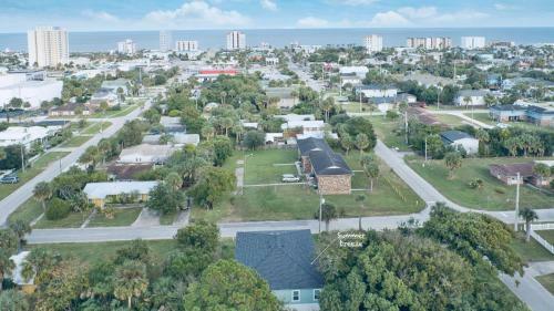 Villa Summer Breeze Beach House! Free Parking & Private Backyard