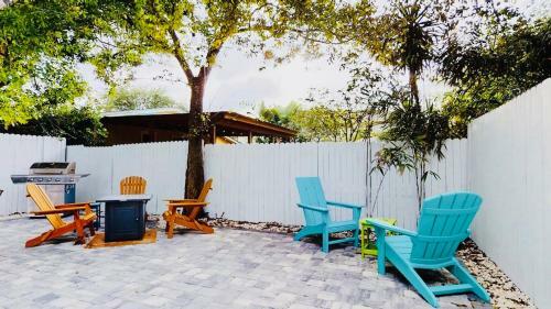 Villa Summer Breeze Beach House! Free Parking & Private Backyard